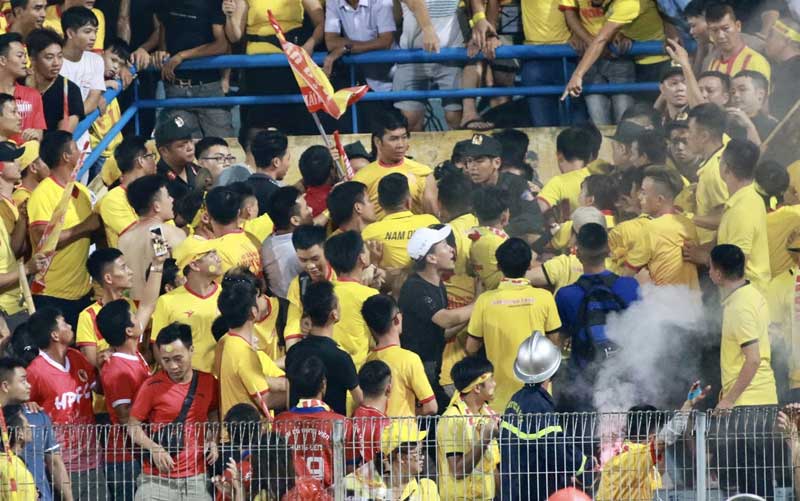 Vấn nạn Hooligan trong bóng đá là gì ở Việt Nam