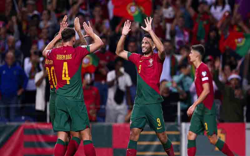 Bồ Đào Nha vất vả vượt qua Slovakia